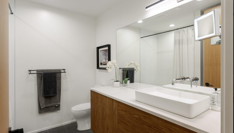 Contemporary Kelowna Escape with Panoramic Views - Kelowna, Canada