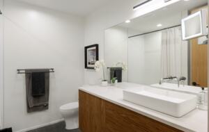 Contemporary Kelowna Escape with Panoramic Views - Kelowna, Canada