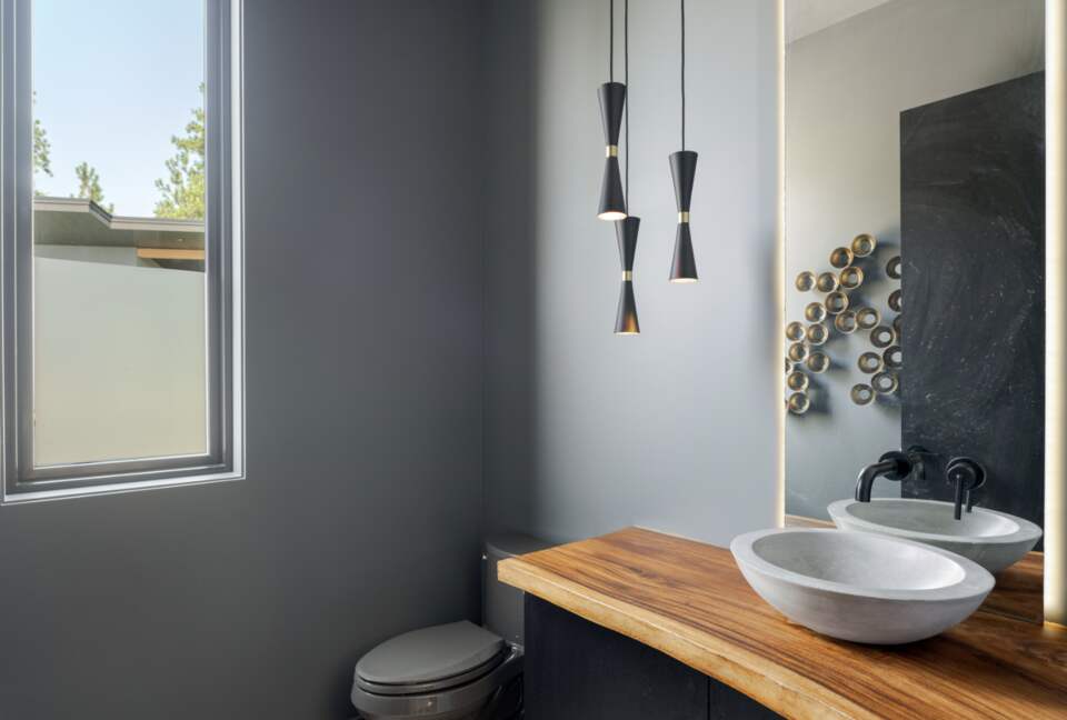 Contemporary Kelowna Escape with Panoramic Views - Kelowna, Canada