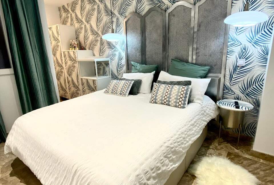 Historic Center Comfort Near the Royal Palace - Madrid, Spain