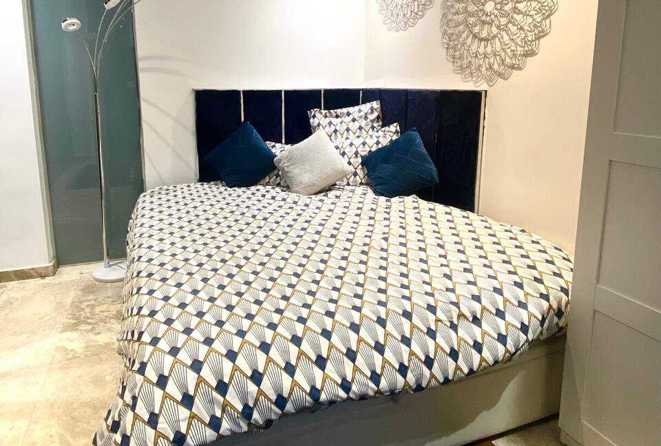 Historic Center Comfort Near the Royal Palace - Madrid, Spain