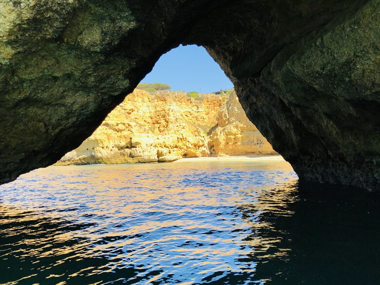 Outstanding boat ride with beautiful grottes and colors