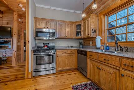 Private White Oak Mountain Retreat with Expansive Decks - Columbus, North Carolina