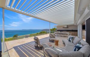 Luxury Coastal Retreat Overlooking Killcare Beach - Killcare Heights, Australia