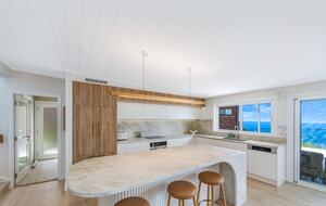 Luxury Coastal Retreat Overlooking Killcare Beach - Killcare Heights, Australia