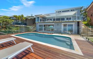 Luxury Coastal Retreat Overlooking Killcare Beach - Killcare Heights, Australia