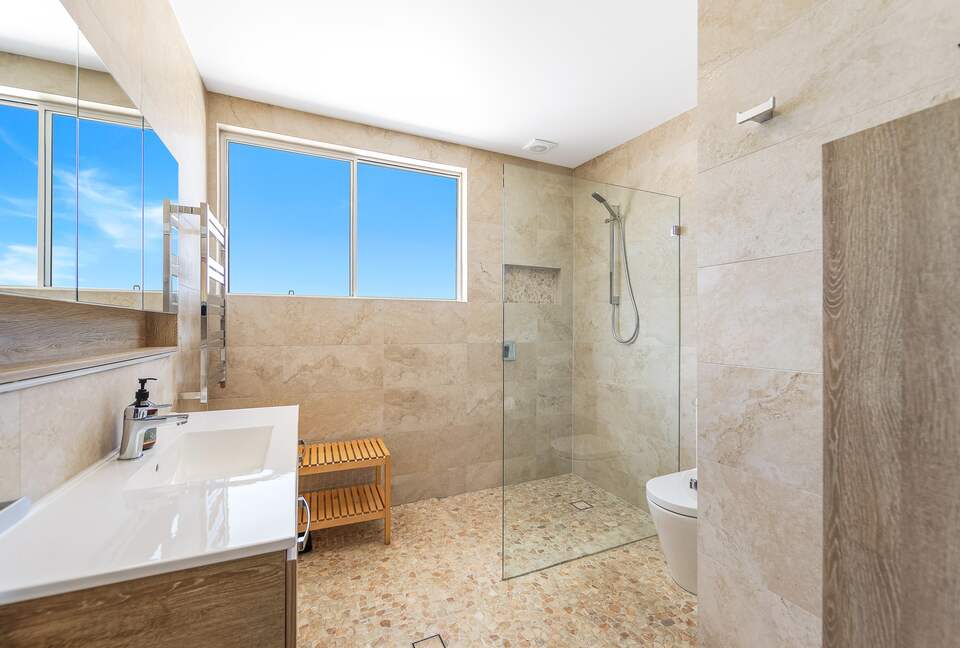 Luxury Coastal Retreat Overlooking Killcare Beach - Killcare Heights, Australia