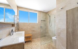 Luxury Coastal Retreat Overlooking Killcare Beach - Killcare Heights, Australia