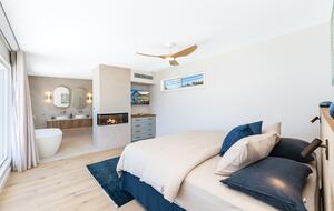 Luxury Coastal Retreat Overlooking Killcare Beach - Killcare Heights, Australia