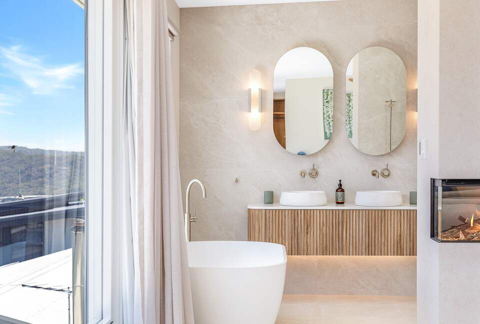 Luxury Coastal Retreat Overlooking Killcare Beach - Killcare Heights, Australia