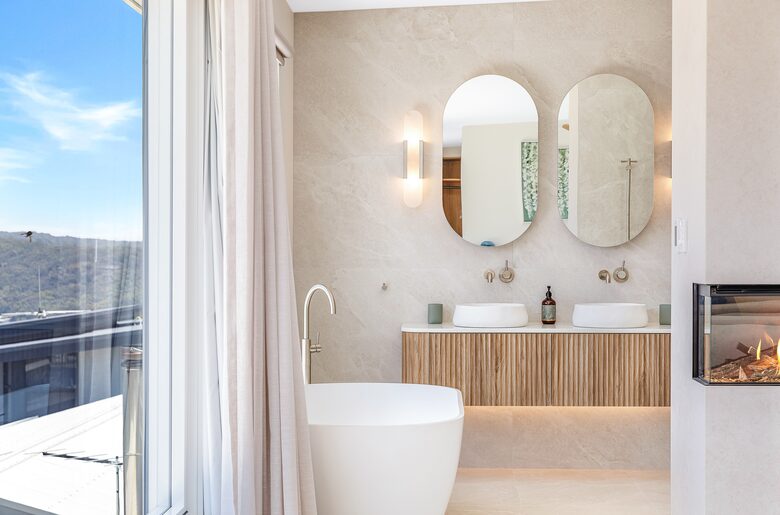 Luxury Coastal Retreat Overlooking Killcare Beach - Killcare Heights, Australia