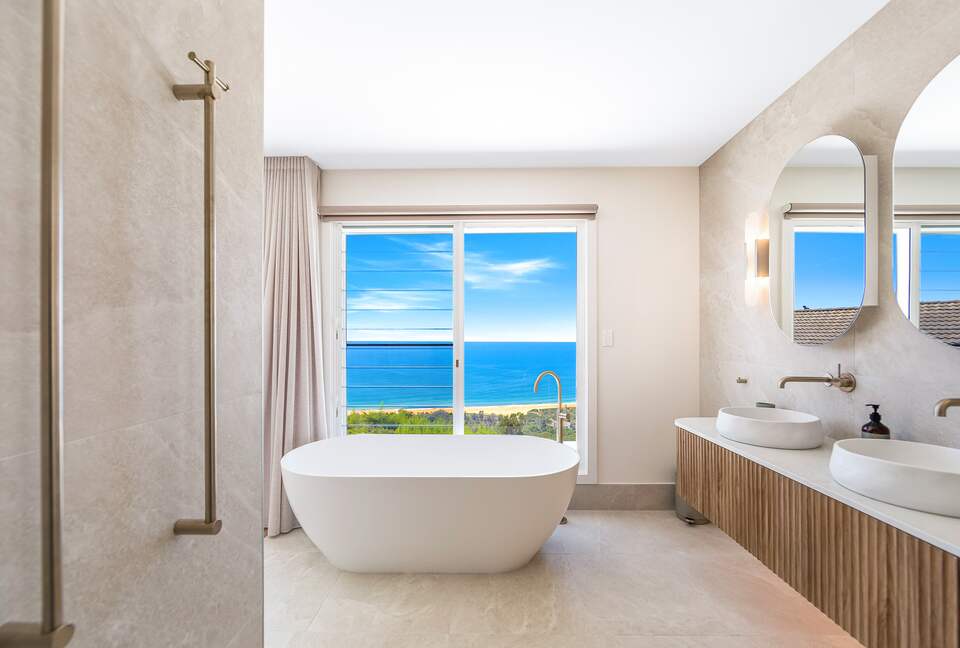Luxury Coastal Retreat Overlooking Killcare Beach - Killcare Heights, Australia