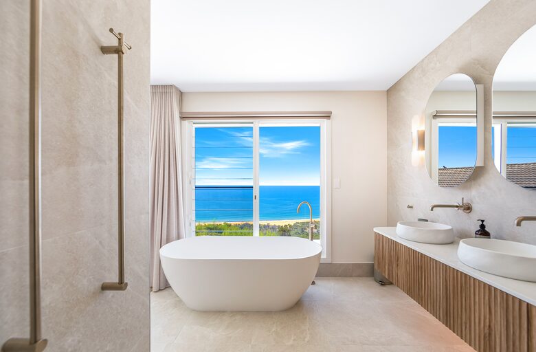 Luxury Coastal Retreat Overlooking Killcare Beach - Killcare Heights, Australia