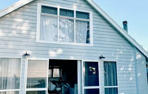 Beachfront Cottage on Old Bar’s Quiet Shoreline - Old Bar, Australia