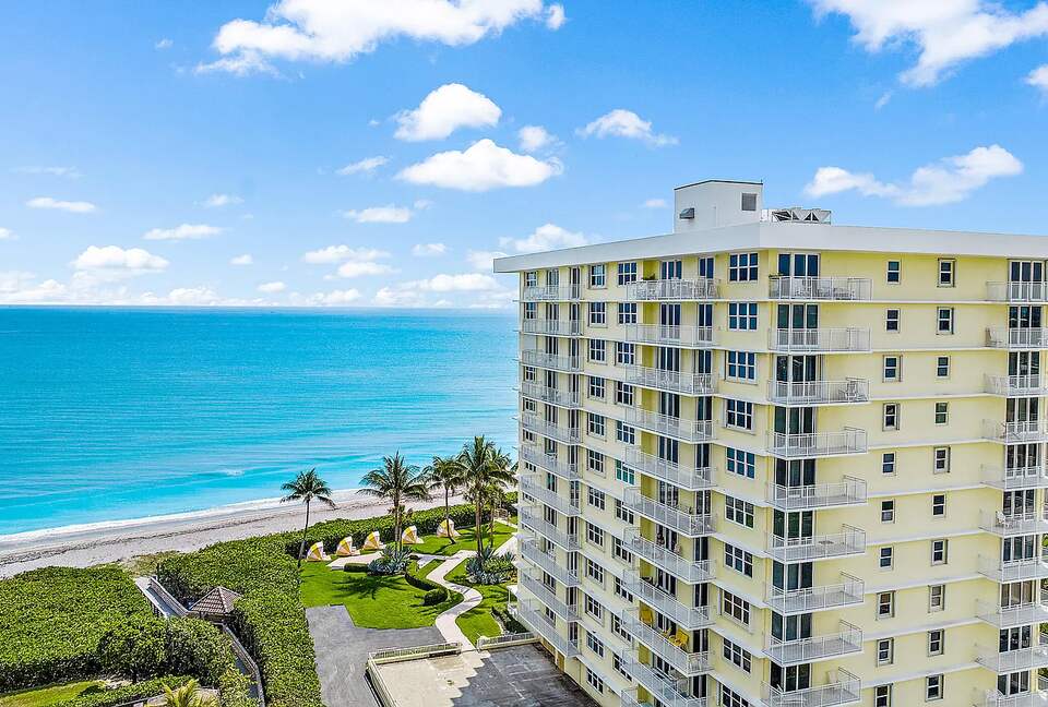 Top-Floor Oceanfront Retreat in Juno Beach - Juno Beach, Florida