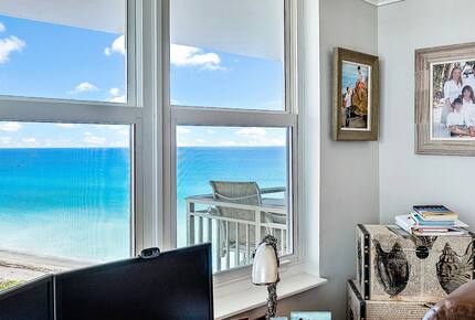 Top-Floor Oceanfront Retreat in Juno Beach - Juno Beach, Florida