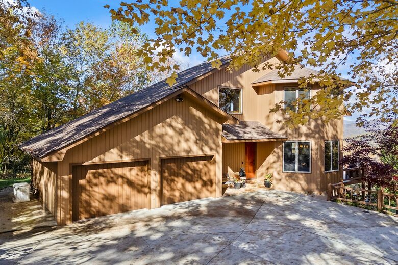 A Private Mountain Home Designed Around Views, Space, and Shared Time - Morganton, Georgia