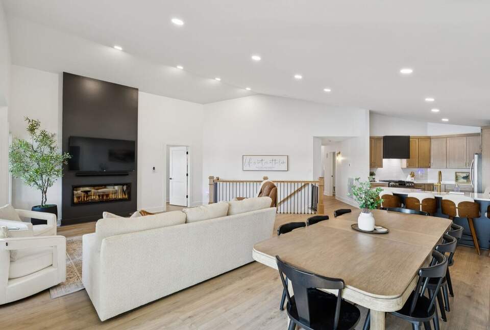 A Luxe Lakefront Escape Above Tim’s Ford - Winchester, Tennessee