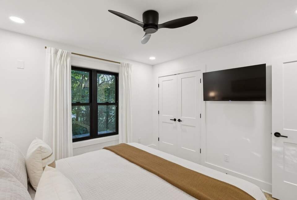 A Luxe Lakefront Escape Above Tim’s Ford - Winchester, Tennessee