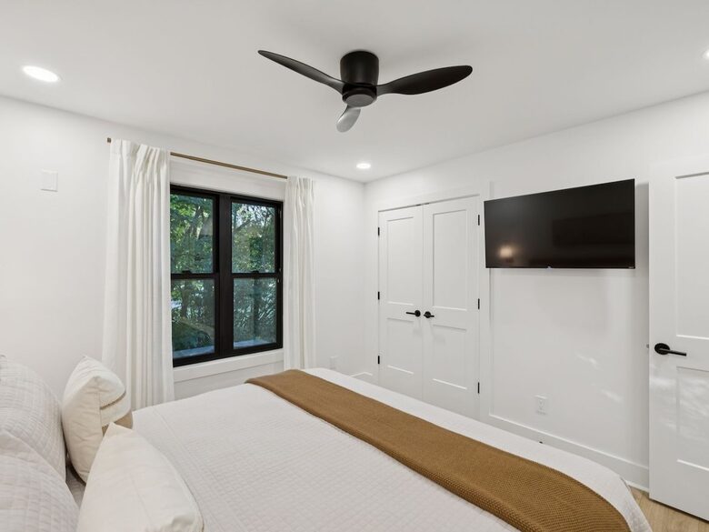 A Luxe Lakefront Escape Above Tim’s Ford - Winchester, Tennessee