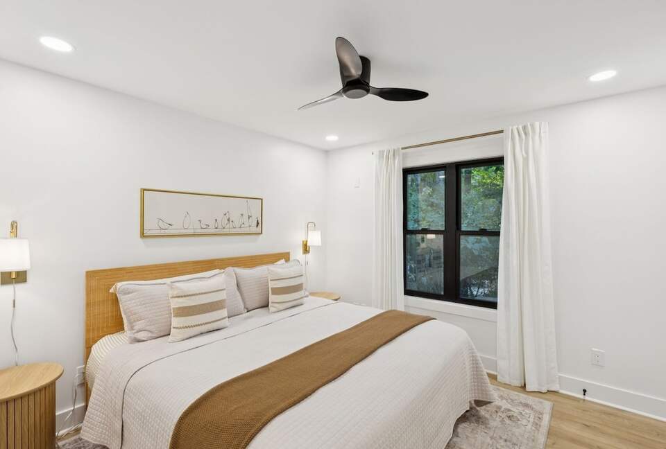 A Luxe Lakefront Escape Above Tim’s Ford - Winchester, Tennessee