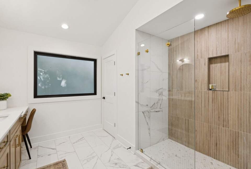 A Luxe Lakefront Escape Above Tim’s Ford - Winchester, Tennessee