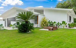 A Private Rainforest Hideaway Steps from Palm Cove Beach - Palm Cove, Australia