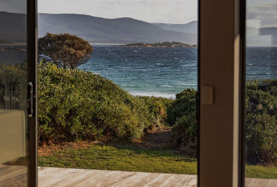 Dune-Top Beach House Overlooking Waubs Bay, Bicheno - Bicheno, Australia