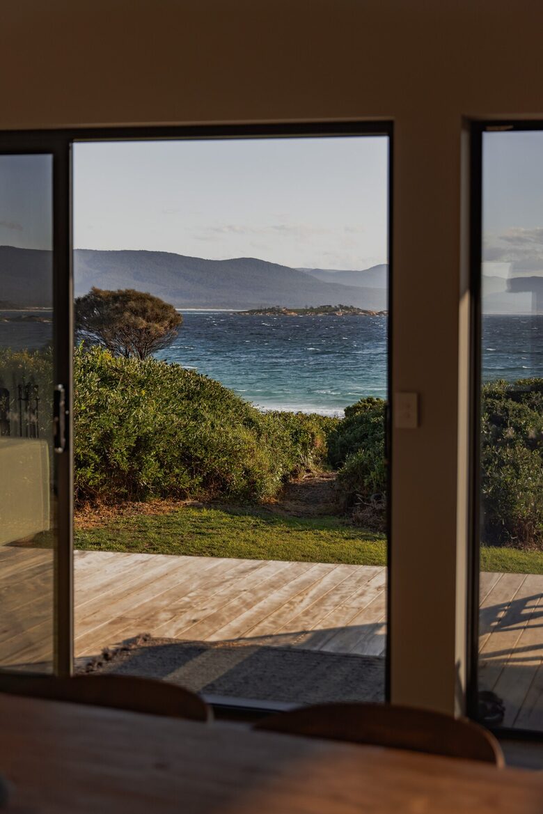 Dune-Top Beach House Overlooking Waubs Bay, Bicheno - Bicheno, Australia