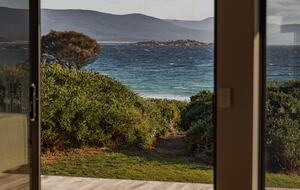 Dune-Top Beach House Overlooking Waubs Bay, Bicheno - Bicheno, Australia