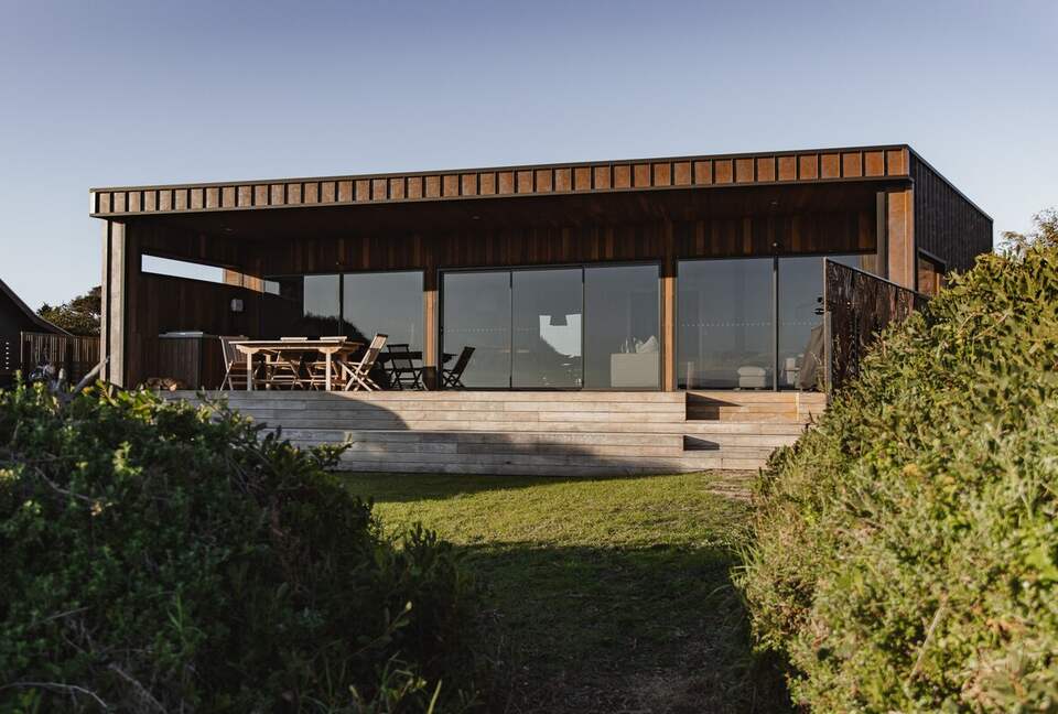 Dune-Top Beach House Overlooking Waubs Bay, Bicheno - Bicheno, Australia