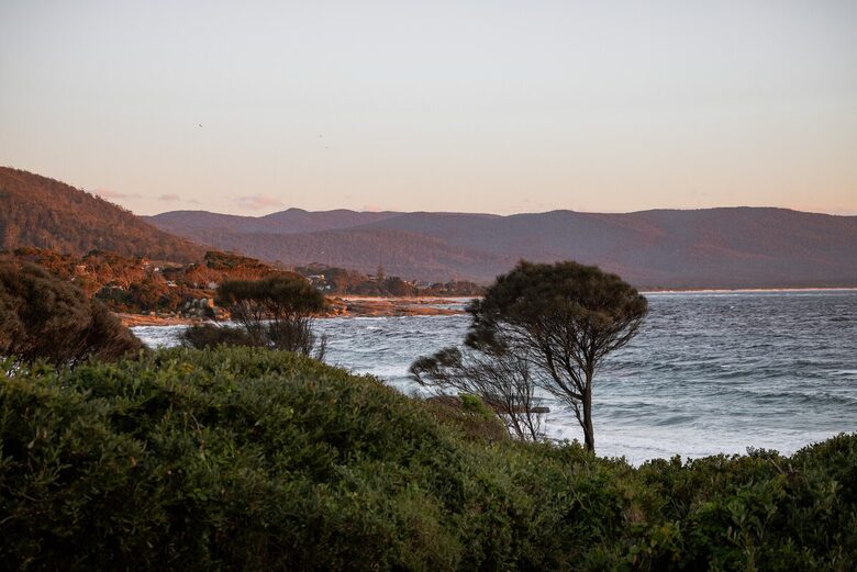 Dune-Top Beach House Overlooking Waubs Bay, Bicheno - Bicheno, Australia