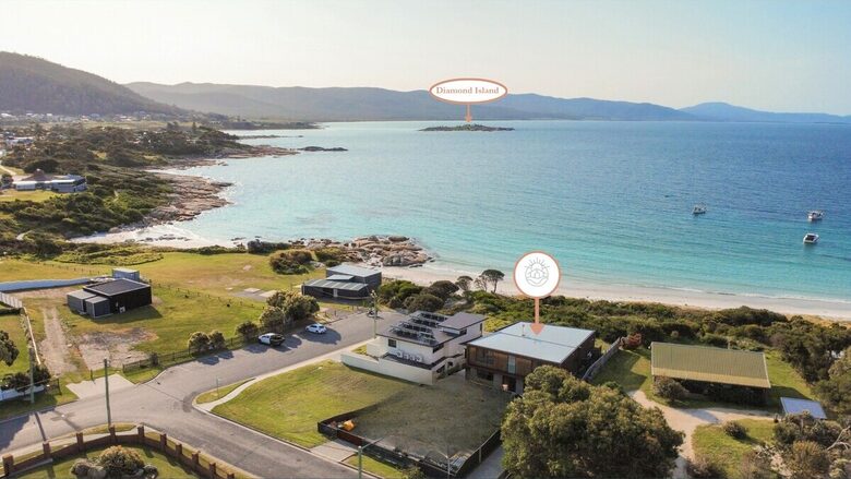 Dune-Top Beach House Overlooking Waubs Bay, Bicheno - Bicheno, Australia