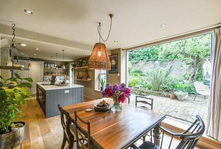 A Sophisticated Six-Bedroom Home near Walmer Beach - Deal, United Kingdom