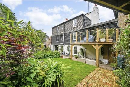 A Sophisticated Six-Bedroom Home near Walmer Beach - Deal, United Kingdom