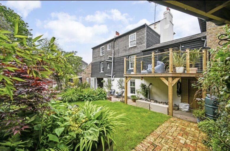 A Sophisticated Six-Bedroom Home near Walmer Beach - Deal, United Kingdom