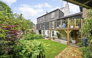 A Sophisticated Six-Bedroom Home near Walmer Beach - Deal, United Kingdom