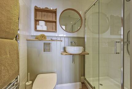 A Sophisticated Six-Bedroom Home near Walmer Beach - Deal, United Kingdom