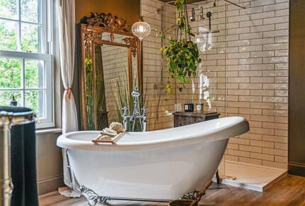 A Sophisticated Six-Bedroom Home near Walmer Beach - Deal, United Kingdom