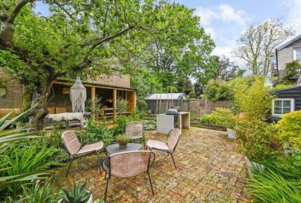 A Sophisticated Six-Bedroom Home near Walmer Beach - Deal, United Kingdom