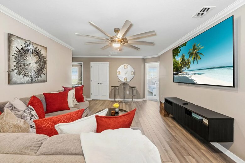 Ultimate Windsor Island Family Retreat with Private Pool & Game Rooms - Davenport, Florida