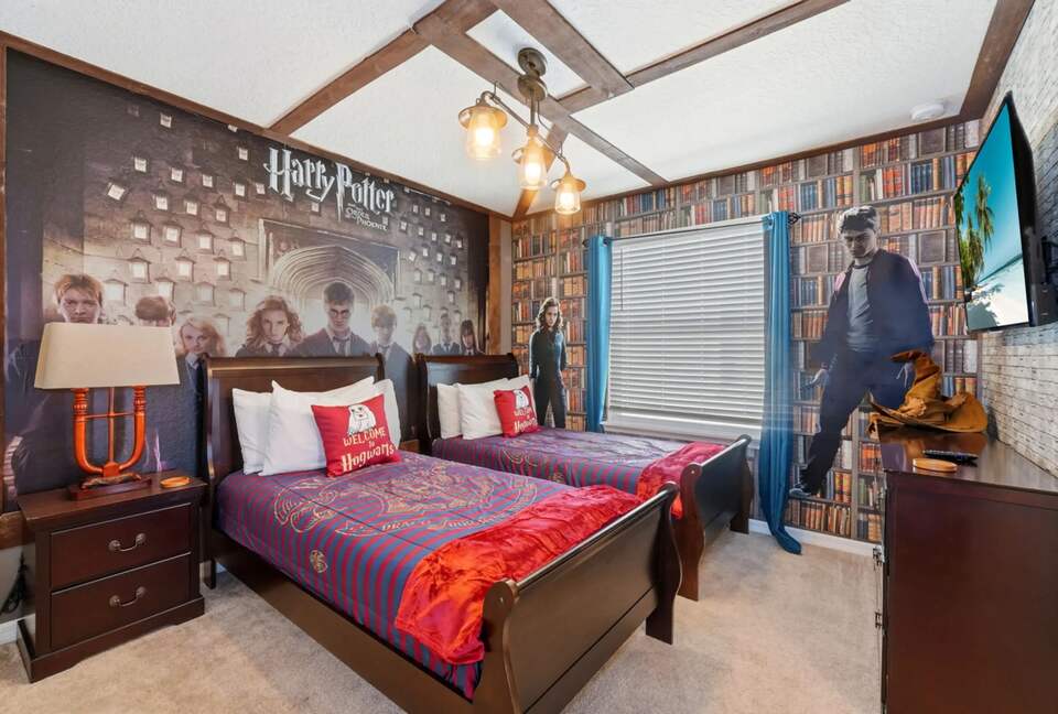 Ultimate Windsor Island Family Retreat with Private Pool & Game Rooms - Davenport, Florida