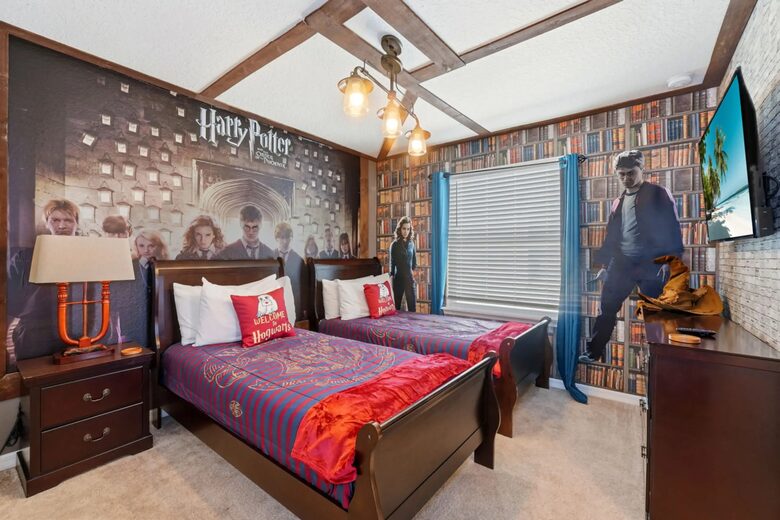 Ultimate Windsor Island Family Retreat with Private Pool & Game Rooms - Davenport, Florida