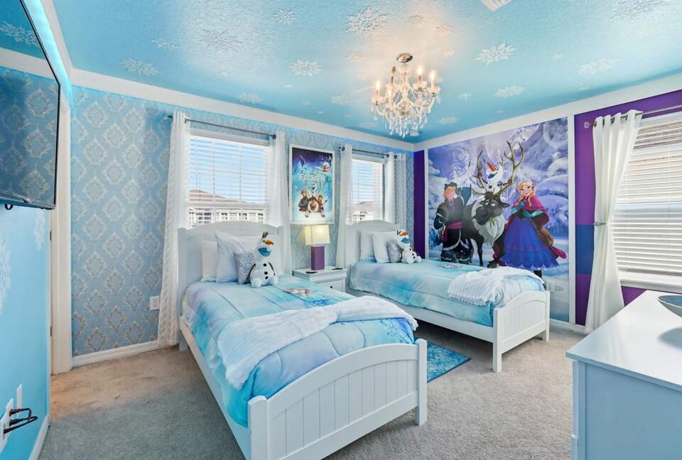 Ultimate Windsor Island Family Retreat with Private Pool & Game Rooms - Davenport, Florida