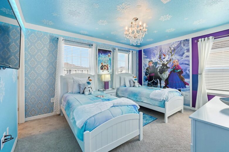 Ultimate Windsor Island Family Retreat with Private Pool & Game Rooms - Davenport, Florida