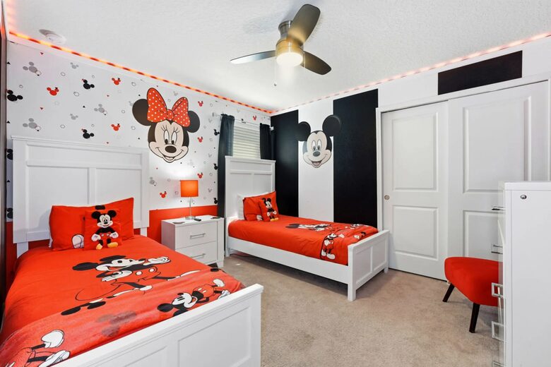 Ultimate Windsor Island Family Retreat with Private Pool & Game Rooms - Davenport, Florida