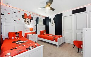 Ultimate Windsor Island Family Retreat with Private Pool & Game Rooms - Davenport, Florida