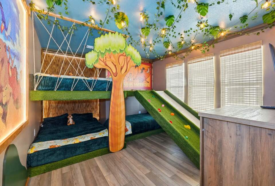 Ultimate Windsor Island Family Retreat with Private Pool & Game Rooms - Davenport, Florida