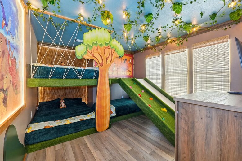 Ultimate Windsor Island Family Retreat with Private Pool & Game Rooms - Davenport, Florida