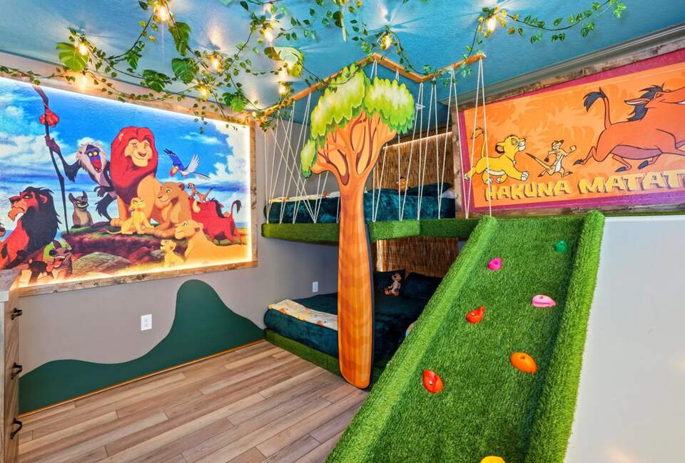 Ultimate Windsor Island Family Retreat with Private Pool & Game Rooms - Davenport, Florida